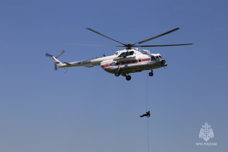 Специалисты МЧС России провели тренировку по десантированию