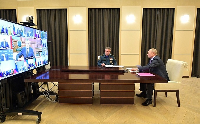 Министр МЧС России Евгений Зиничев доложил Президенту Российской Федерации Владимиру Путину о ситуации с паводками и пожарами в стране