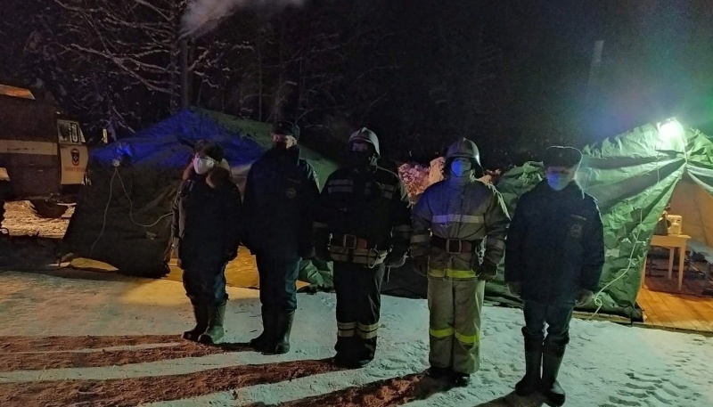 В Костромской области спасатели развернули мобильный пункт обогрева на трассе