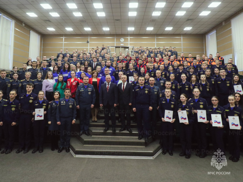 Первый заместитель главы МЧС России Александр Чуприян провёл встречу с добровольцами в Санкт-Петербурге