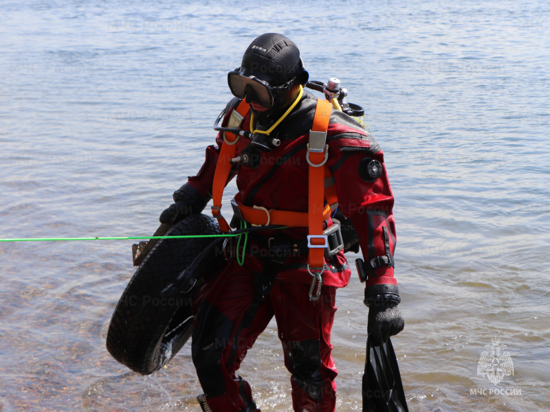 Водолазы МЧС России проводят занятия на открытой воде