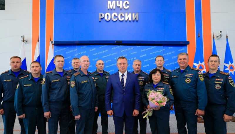 Министр МЧС России Евгений Зиничев вручил ключи от 11 квартир военнослужащим ведомства
