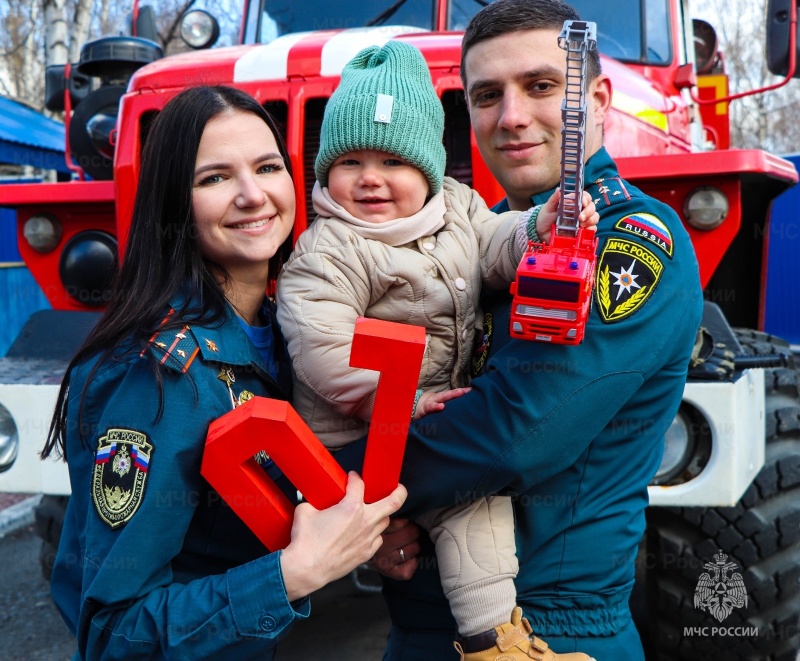 МЧС России поздравляет сотрудников с Днем семьи, любви и верности