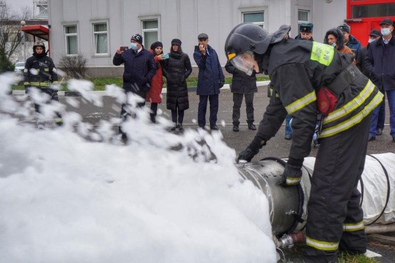 Пожарные Москвы поделились опытом с коллегами из Таджикистана
