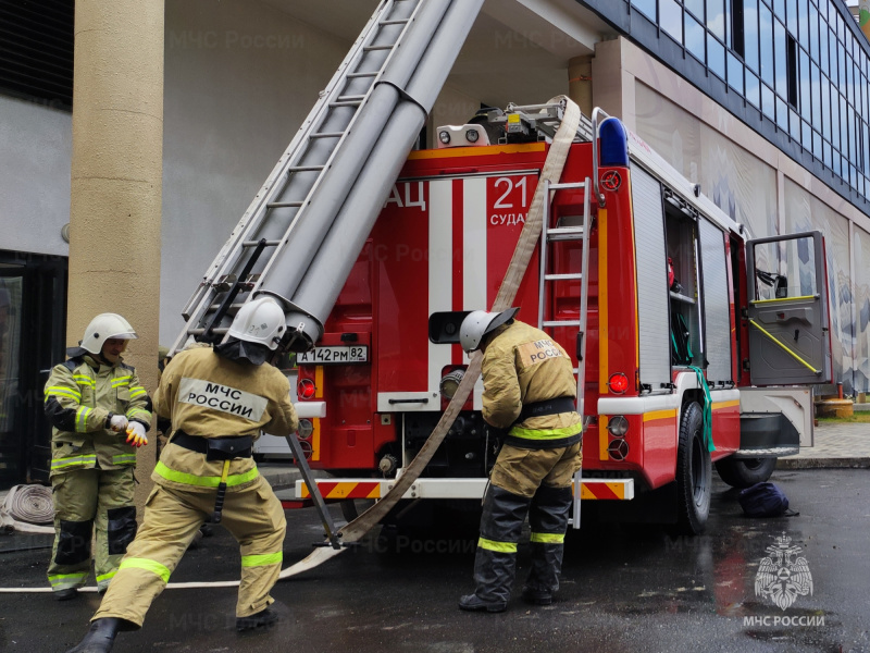 Пожарно-спасательные подразделения регулярно тренируются на различных объектах по всей стране