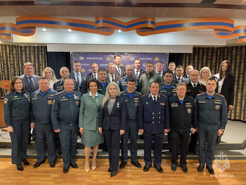 В МЧС России наградили лучших добровольцев