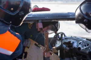 В Новосибирске пожарные достали ребенка, который закрылся в автомобиле