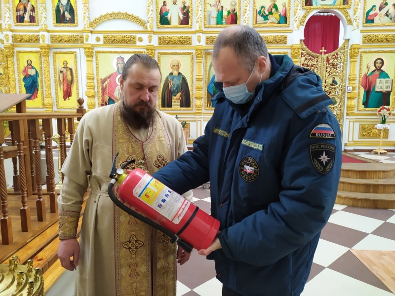 В преддверии Рождества сотрудники МЧС России проверяют места богослужений