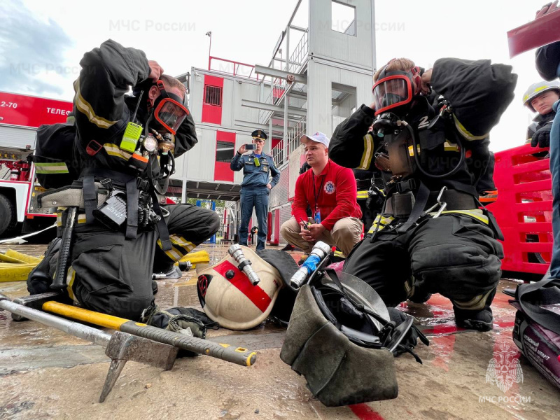 В МЧС России определили лучшее звено газодымозащитной службы страны