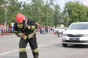 Испытание для сильнейших. В Новосибирске прошел пожарно-спасательный кроссфит