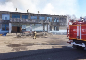 Пожарные и добровольцы ликвидировали открытое горение в административном здании
